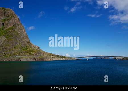 Brücke, die Inseln in der Nähe von Stadt von Henningsvær auf Lofoten in Norwegen Stockfoto