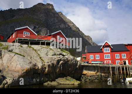 Traditionelle rote Rorbu Fischerhütten gebaut auf Felsen auf Lofoten Inseln, Norwegen Stockfoto