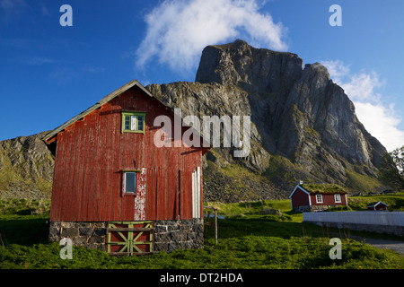 Traditionellen roten Holzhäusern im norwegischen Dorf Nordland auf Insel Vaeroy, Lofoten Stockfoto