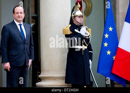 Paris, Frankreich. 6. Februar 2014. König und Königin von Belgien besuchen Präsident Francois Hollande Frankreichs im Elysée-Palast in Paris, Frankreich, 6. Februar 2014. Foto: Dpa/Patrick van Katwijk/Alamy Live News Stockfoto