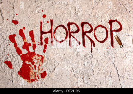 Verwittert und strukturierte Wand mit blutigen Horror-Buchstaben Stockfoto