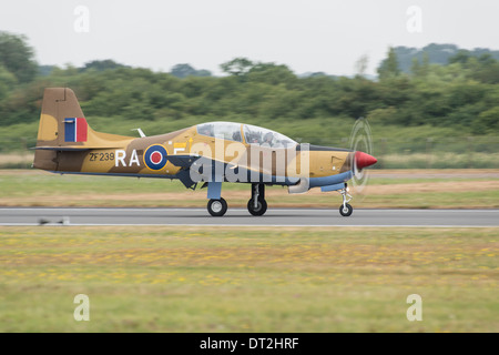 Kurze Brüder T1 Tucano militärische Stütze Trainer ZF239 in einem seiner Wüste Luftwaffe Lackierung, landet nach der Anzeige bei der RIAT Stockfoto