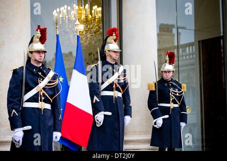 Paris, Frankreich. 6. Februar 2014. König und Königin von Belgien besuchen Präsident Hollande Frankreichs im Elysée-Palast in Paris, Frankreich, 6. Februar 2014. Foto: Dpa/Patrick van Katwijk/Alamy Live News Stockfoto