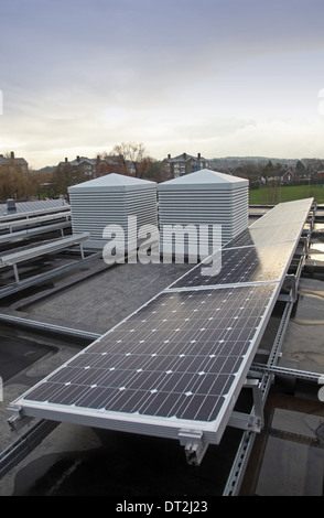 Photovoltaik-Solarzellen + "Windcatcher" Lüftungsgeräte auf dem Dach des neuen Schulklasse zu blockieren, in Südost-London, UK Stockfoto