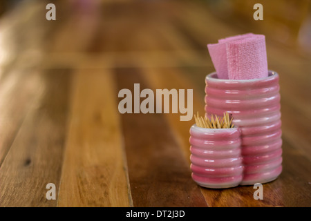 Die Flasche rosa Gewebe platziert auf dem Holztisch. Stockfoto