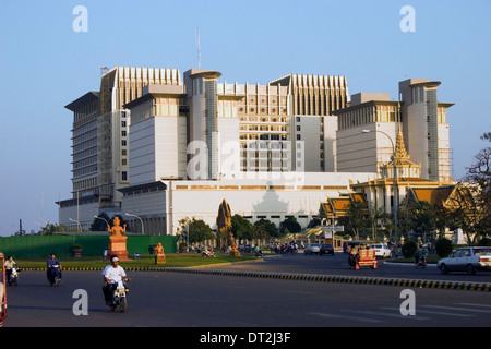 Ein neues Hotel und Unterhaltungskomplex finanziert durch ausländische Eigentümer ist Teil der modernen Entwicklung in Phnom Penh, Kambodscha. Stockfoto