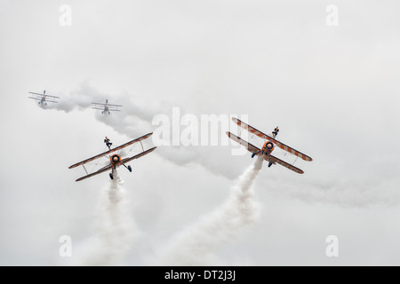 Vier Boeing Stearman Doppeldecker aus dem AeroSuperBatics Breitling Wingwalking Team machen einen Pass an die RAF Fairford RIAT Stockfoto