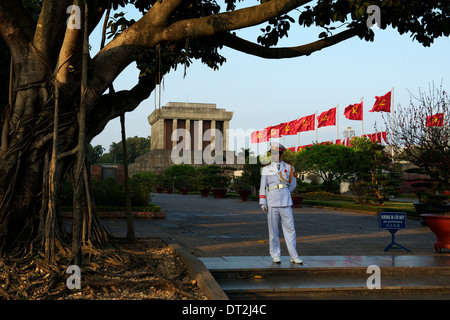 Militärische Wachen stehen im Dienst an der Ho Chi Minh Mausoleum 24 Stunden proTag, 7 Tage pro Woche. Stockfoto