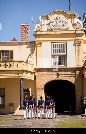 Wachen in historischer Uniform während der Schlüssel-Zeremonie am Castle of Good Hope Cape Town, Western Cape, Südafrika Stockfoto