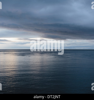 Das Meer und den Himmel über Puget Sound in Washington USA den Horizont mit leichten Wolkenschichten oben Stockfoto