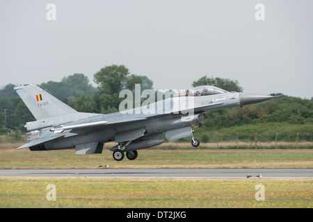 Eine General Dynamics F-16A Fighting Falcon militärische Düsenjäger der Belgien Air Force zieht 2013 RIAT angezeigt Stockfoto