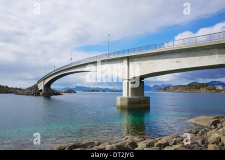 Brücke in die Stadt Henningsvær auf Lofoten in Norwegen Stockfoto