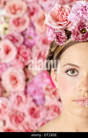 Porträt der jungen Frau mit Blumen Stockfoto