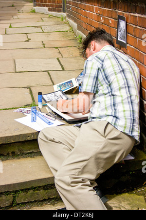 Männliche Künstler Zeichnung der berühmten Chester-Uhr auf die Stadt Mauern skizzieren Kunstwerk römischen Mauer. Chester Cheshire England Stockfoto