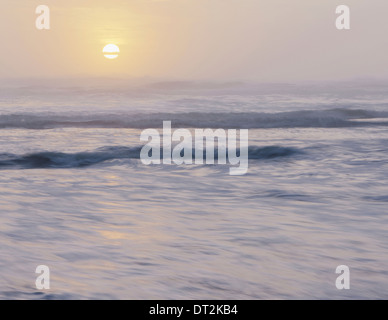 Olympic Nationalpark Anzeigen über das Meer und sanfte Dünung in den Gewässern vor der Küste Sonnenuntergang Sonne am Horizont untergeht Stockfoto