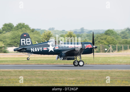 Chance Vought Corsair F4U-4 der Red Bulls Flying Bulls historische Flugzeuge Sammlung landet nach der Anzeige bei der RIAT 2013 Stockfoto