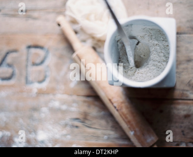 Eine kleine Gruppe der heimischen Küche A Objekte A Rolling Pin und Glas Mehl auf eine Tischplatte abgenutzten Blick von oben Stockfoto