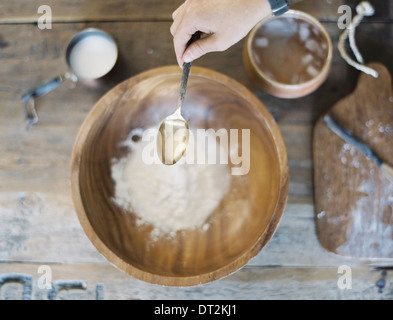 Heimischen Küche A Koch bereitet eine Mahlzeit A große Schüssel mit Öl und Mehl erstellen Gebäck Stockfoto