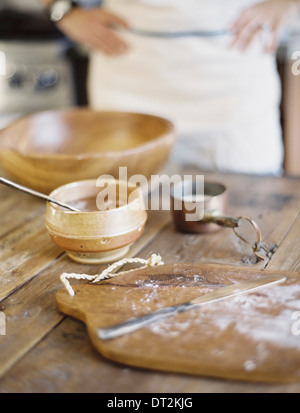 Heimischen Küche A Koch bereitet eine Mahlzeit A große Schüssel mit Öl und Mehl erstellen Gebäck Stockfoto