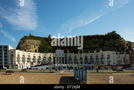 Hastings Meer Klippen Schloss Strand jogger Stockfoto