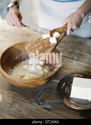 Eine häusliche Küche A Frau Zubereitung einer Mahlzeit mischen, Mehl und Fett Gebäck zu erstellen Stockfoto