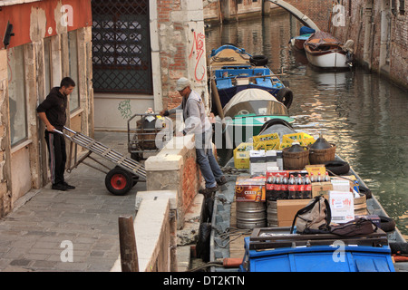 Getränke-Lieferung in Venedig Stockfoto