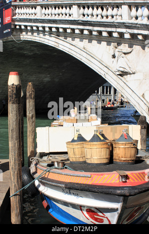 Korbflasche Wein Lieferung am Ponte di Rialto, Venedig Stockfoto