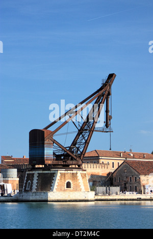 Die Armstrong Mitchell hydraulische Hafenkran am alten venezianischen Werft Arsenale. Gru Amstrong. Stockfoto