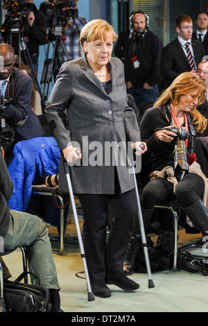 Berlin, Deutschland. 6. Februar 2014. Bundeskanzlerin Angela Merkel auf Krücken Ski Verletzung in der Bundespressekonferenz am Kanzleramt in Berlin am Donnerstag 06. Februar 2013 Credit: Dpa picture-Alliance/Alamy Live News Stockfoto