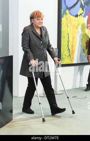 Berlin, Deutschland. 6. Februar 2014. Bundeskanzlerin Angela Merkel auf Krücken Ski Verletzung in der Bundespressekonferenz am Kanzleramt in Berlin am Donnerstag 06. Februar 2013 Credit: Dpa picture-Alliance/Alamy Live News Stockfoto