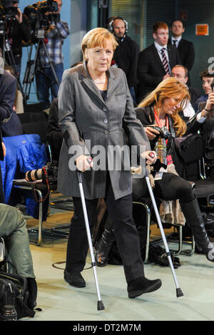 Berlin, Deutschland. 6. Februar 2014. Bundeskanzlerin Angela Merkel auf Krücken Ski Verletzung in der Bundespressekonferenz am Kanzleramt in Berlin am Donnerstag 06. Februar 2013 Credit: Dpa picture-Alliance/Alamy Live News Stockfoto