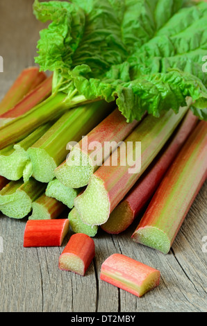 Rhabarber auf hölzernen Gartentisch Stockfoto