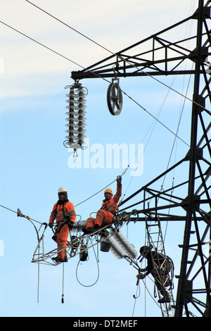 Arbeiter an Strommasten in Italien. Wartungsarbeiten von einer Hochspannungs-Leitung. Stockfoto