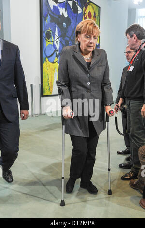 Berlin, Deutschland. 6. Februar 2014. Bundeskanzlerin Angela Merkel auf Krücken Ski Verletzung in der Bundespressekonferenz am Kanzleramt in Berlin am Donnerstag 06. Februar 2013 Credit: Dpa picture-Alliance/Alamy Live News Stockfoto