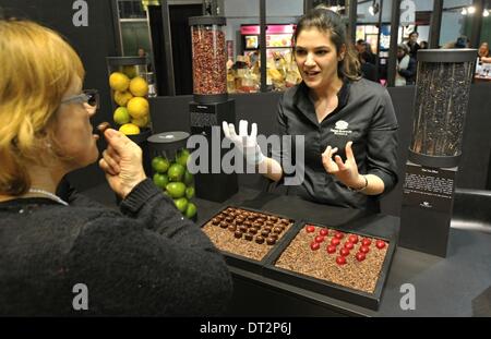 Brüssel, Belgien. 6. Februar 2014. Der Salon du Schokolade beginnt in Brüssel, Belgien, Donnerstag, 6. Februar 2014. © Jakub Dospiva/CTK Foto/Alamy Live-Nachrichten Stockfoto