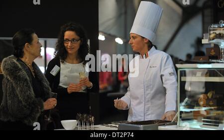 Brüssel, Belgien. 6. Februar 2014. Ilse Wilmots (rechts) präsentiert ihre Fähigkeiten während der Salon du Schokolade in Brüssel, Belgien, Donnerstag, 6. Februar 2014. © Jakub Dospiva/CTK Foto/Alamy Live-Nachrichten Stockfoto