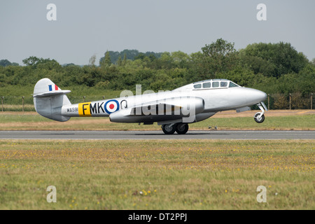 Die wunderschön restaurierten Gloster Meteor WA591 des den klassischen Flugzeug Trust landet nach der Anzeige bei der RIAT 2013 Stockfoto