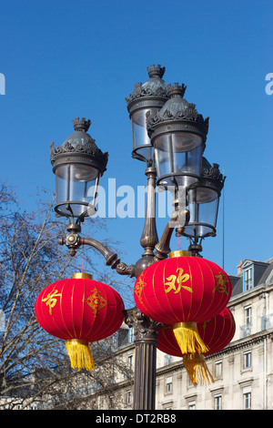 Chinesische Laternen hängen Laternenpfahl in der Nähe von Rathaus in Paris Stockfoto