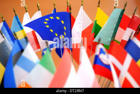 Flaggen der Länder der Europäischen Union auf ein Podest bei einem Treffen der politischen Versammlung Stockfoto