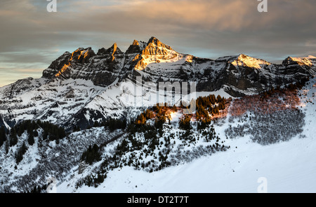 Die letzte Sonne küsst Les Dents du Midi Bergkette über das Skigebiet Les Crosets. Stockfoto