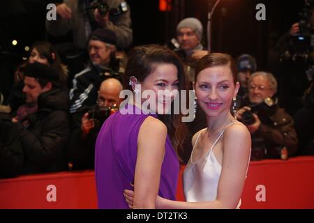 Deutsche Schauspielerinnen Hannah Herzsprung (l) und Katharina Schuettler besuchen Sie die Weltpremiere von "The Grand Budapest Hotel" während der 64. Internationalen Filmfestspiele Berlin aka Berlinale im Berlinale-Palast in Berlin, Deutschland, am 6. Februar 2014. Foto: Hubert Boesl Stockfoto