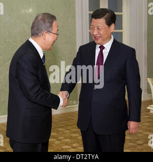 Sotschi. 7. Februar 2014. Chinese President Xi Jinping (R) trifft sich mit UN-Generalsekretär Ban Ki-Moon in Sotschi, Russland, 7. Februar 2014, vor der Eröffnungsfeier der 22. Olympischen Winterspiele. Bildnachweis: Huang Jingwen/Xinhua/Alamy Live-Nachrichten Stockfoto