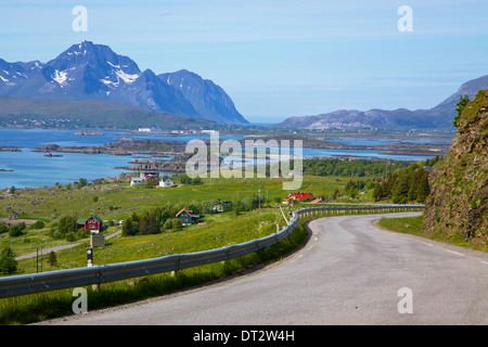 Panoramastraße auf Lofoten in Norwegen mit felsigen Inseln und tiefe Fjorde Stockfoto