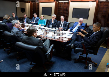 US-Präsident Barack Obama trifft sich mit Mitgliedern der Prüfgruppe auf Intelligenz und Kommunikationstechnologien in den Situation Room des weißen Hauses 18. Dezember 2013 in Washington, DC. Stockfoto