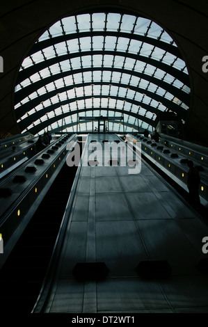 Suche nach oben entlang der Rolltreppe führt zum Canary Wharf u-Bahnstation verlassen Stockfoto