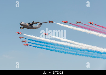 Airbus A400M Atlas Europas neue Turboprop angetrieben militärische Transportflugzeuge, fliegen in Formation mit den britischen Red Arrows Stockfoto