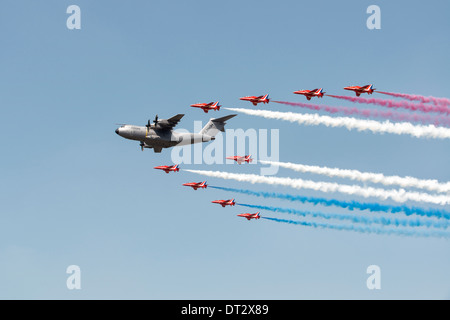 Airbus A400M Atlas Europas neue Turboprop angetrieben militärische Transportflugzeuge, fliegen in Formation mit den britischen Red Arrows Stockfoto