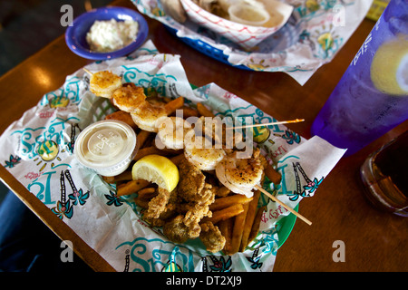 Gegrillte Garnelen und gebratene Austern bei Lucy Buffet Lulus Burger und Fischrestaurant in Gulf Shores, Alabama Stockfoto