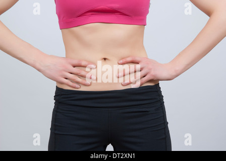 Frau im Sport-BH und Shorts bereit für Training Stockfoto