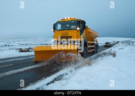 Mynydd Epynt, Powys, Wales, UK. 7. Februar 2014. Streusalzverbrauch LKW sind früh auf der Straße zwischen Builth Wells und Brecon. Schnee fiel gestern Abend auf dem hohen Gelände Mid-Wales. Bildnachweis: Graham M. Lawrence/Alamy Live-Nachrichten. Stockfoto